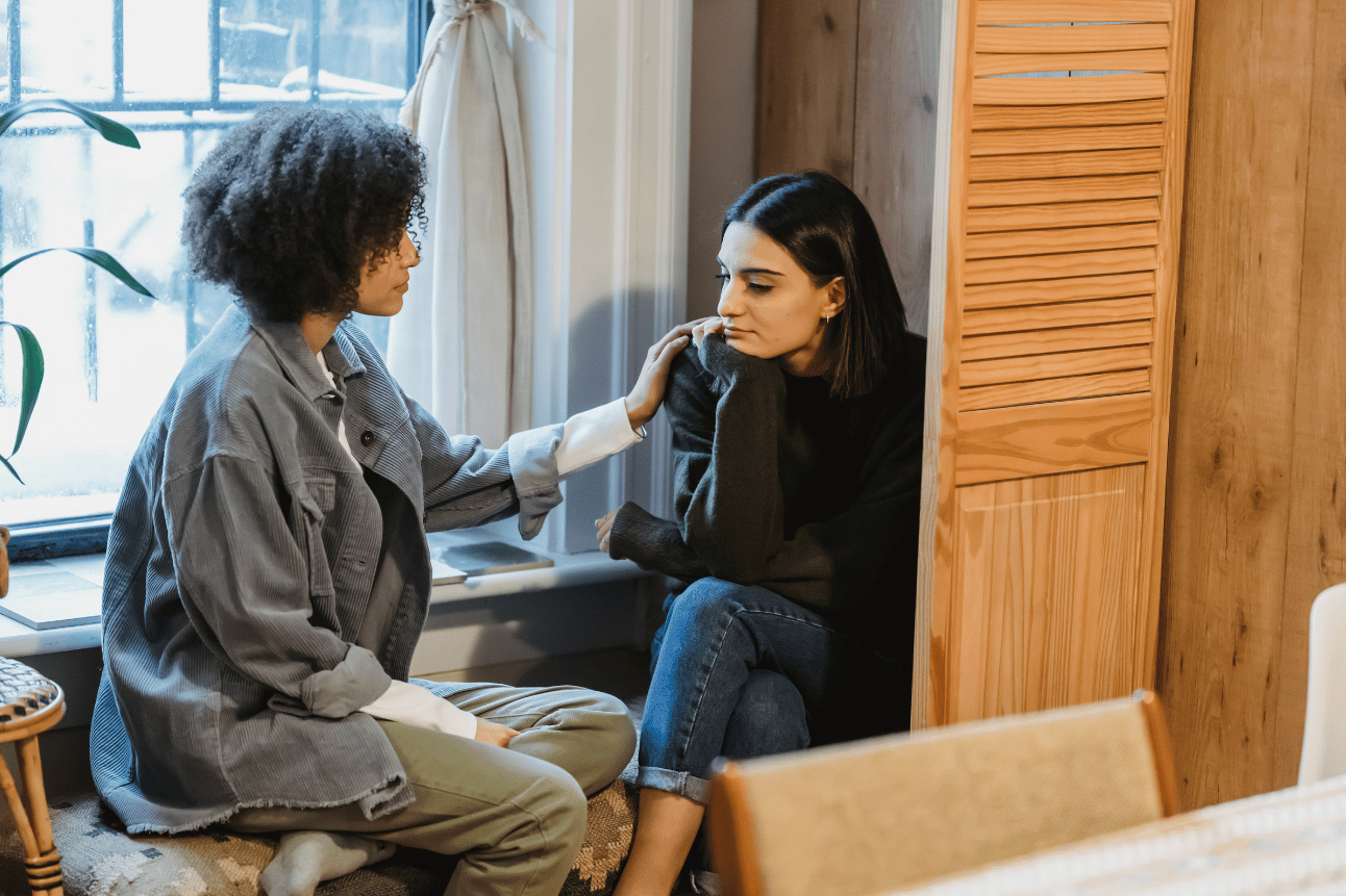 INFJ提倡者。溫柔堅定，是他們的底色。INFJ 關心世界勝過自己，總想用創意與同理心，帶來改變與鼓舞。

他們習慣傾聽、理解、付出，總是先想著怎麼幫助別人。然而，在努力實現理想的過程中，常常忘了自己也需要被照顧。壓力與倦怠感，就這樣悄悄地堆積起來。