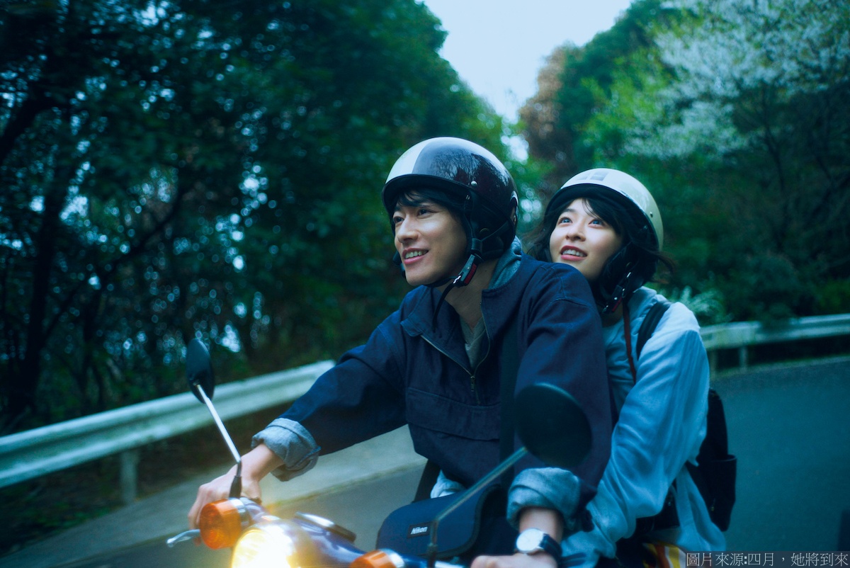 《四月，她將到來》這是女主和前任戀愛時的畫面，穿梭在林間道路上，這一幕充滿懷舊氛圍，也象徵他們曾經一起向未來奔去的情感。