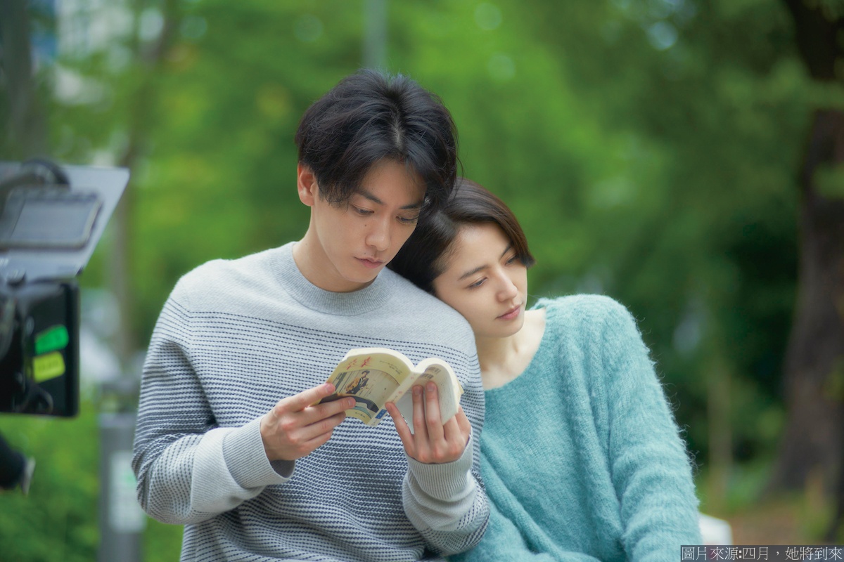 《四月，她將到來》女主和現任丈夫相處的場景，一起坐在長椅上看書，氣氛溫柔又安穩，呈現女主重拾生活的日常幸福。