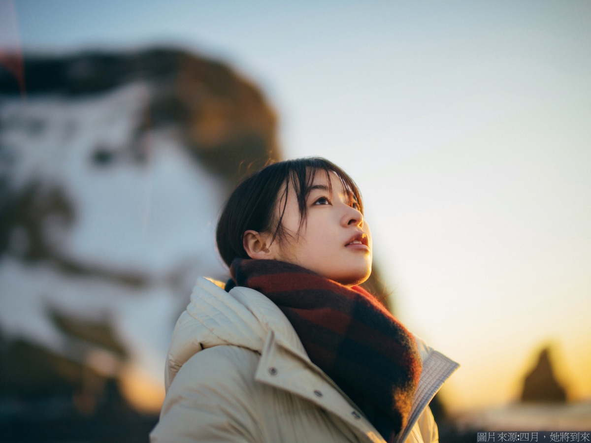 《四月，她將到來》這是女主在冰島旅行時凝望天空的畫面，呈現出一種寧靜又孤單的氛圍。