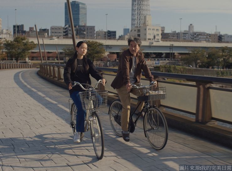 《我的完美日常》男主帶著逃家的外甥女一起在河邊騎單車，呈現一種