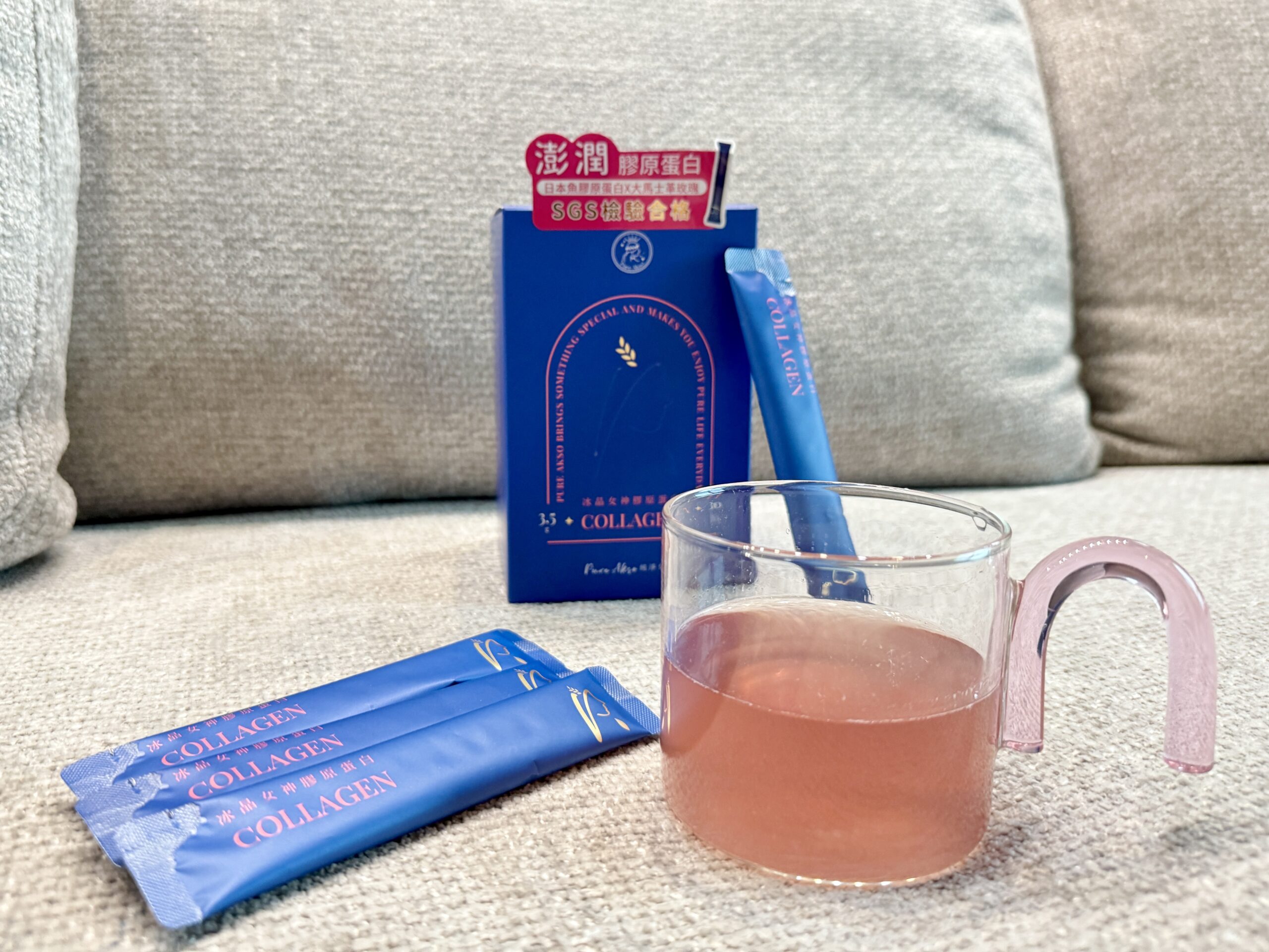 在家也可以美美沖泡冰晶女神膠原蛋白來飲用，不只包裝好看，喝起來也美味。