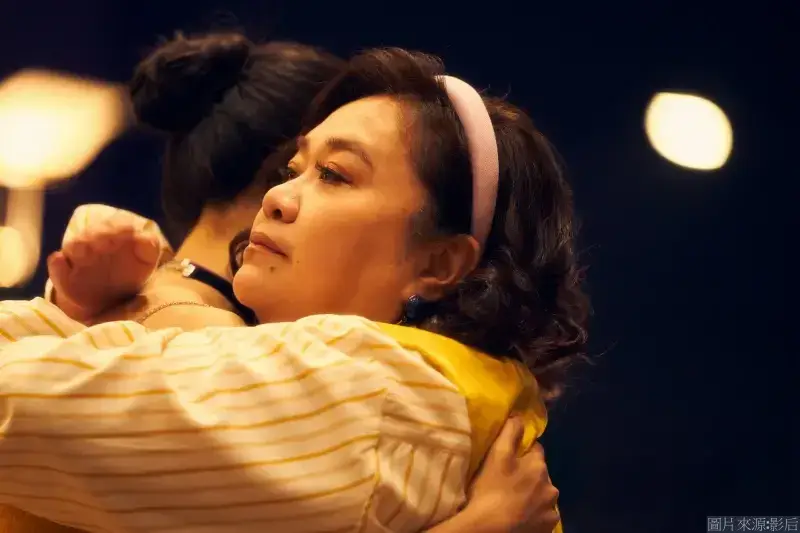 《影后》中的胖姐載著艾瑪前往殺青酒，抱著史艾瑪安慰著她，告訴她你要記得，是我先看到的，一邊鼓勵她。