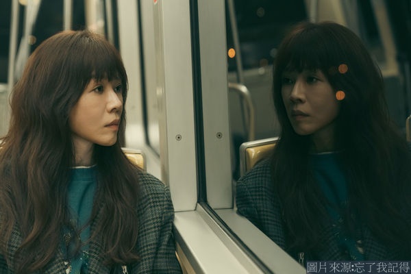 《忘了我記得》女主程樂樂坐在車裡若有所思地看著窗外。