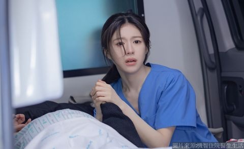 《機智住院醫生生活》中的女主吳怡瑛在救呼車上幫助即將生產的孕婦。
